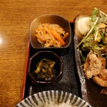 定食 おらがち食堂 - きんぴらと野沢菜のお漬物が上品な仕上がり。