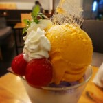 カフェノイモンド  - 野菜パフェの頭のアップ。赤いものの正体はチェリートマト？