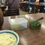 長田うどん - 卓上の薬味たち