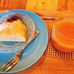 CAFE icoi - アーモンドケーキとミルクティー