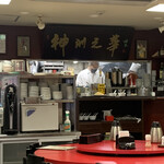 中国家庭料理 神洲之華 - 厨房に店名の看板が掛かってます。