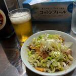 中華そば みたか - 中瓶ビール500円とチャーシュー皿400円、久しぶりに呑む瓶のビール、全米が泣くレベルに美味しゅうございました。久しぶりに食べるチャーシュー皿。天文学的に美味しゅうございました。