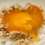 おみ乃 - ・そぼろと黄身醤油漬けオンザライス