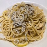 PESCHERIA - シラスとアンチョビのパスタ