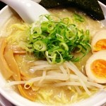 麺家 一本道 - 塩ラーメン大盛り
とろみがありつつ、あっさりしたスープ、コシのある麺美味い