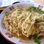 西条ラーメン - 麺はこんな感じ　ざっくりと噛みごたえ十分