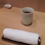 Nihon Ryouri Tatsumiya - 卓上には楊枝。まずは"おしぼり"と"おしながき"。飲まない方には"ほうじ茶"