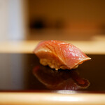 Sushi Sho - 鰹（舞鶴）
                        戻り鰹を漬けでいただきます。
                        旨みのトロけ、浅葱の香りが味に絶妙な作用をもたらす美味しさ。シャリの酸味が余韻を綺麗に膨らませる素晴らしい一貫！