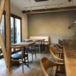 BREEZE BIRD CAFE＆BAKERY - シェフの出身地北海道の材木や漆喰を利用した素材感のある店内