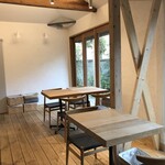 BREEZE BIRD CAFE＆BAKERY - 大きな窓がら入る外光が気持ち良い。朝は最高！