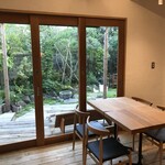 BREEZE BIRD CAFE＆BAKERY - 気候の良い中間期は窓を大きく開けて。換気もバッチリ。