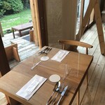 BREEZE BIRD CAFE＆BAKERY - 家具も北海道の無垢の材料を利用