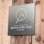 Breeze Bird Cafe & Bakery - 入口に掲げられた、かわいらしいお店のロゴ