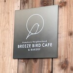 BREEZE BIRD CAFE＆BAKERY - 入口に掲げられた、かわいらしいお店のロゴ