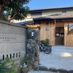 BREEZE BIRD CAFE＆BAKERY - 民家の門柱もいい感じでお店の雰囲気にマッチ。自転車で来店される方も多いです。