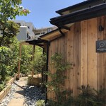 BREEZE BIRD CAFE＆BAKERY - ガーデン、テラス席へはこちらの小道から