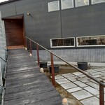 立木音楽堂 - 入口へ向かうスロープ