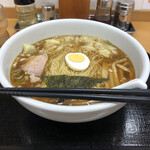 らーめんどんぐり - ワンタンめん、900円。