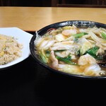 中華料理 酔拳 - 五目刀削麺と半炒飯