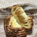 パンやきどころ RIKI - 北海道クリームチーズとフランス産セミドライアプリコットのマリアージュ ¥290