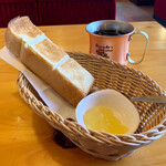 Komeda Kohiten Chibasatsuki Gaokaten - プレミアムコーヒー Sophia 550円
                        選べるモーニング 無料サービス
                        D トースト&長野県産 紅玉りんごジャム