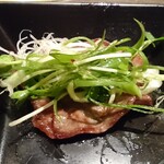Sumiyakiniku Ishidaya - 九条ねぎサラダを塩タンで巻きました