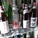 日本酒バー　にゃごりん - 値段と辛さのシールが貼っている