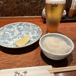 Kushiyaki To Sake Minoya - 生ビールとお通しの大根おろし