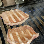 黒毛和牛焼肉 白か黒 - 