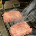 黒毛和牛焼肉 白か黒 - 