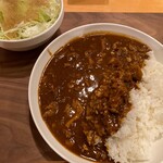 カレー屋ドムドム - 和牛すじ肉カレー（大盛）830円サラダ200円