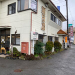 朝日屋 - 店の外観。交差点の角にあります。