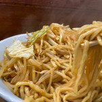 朝日屋 - 中から麺をグィッと持ち上げると酸っぱい香り❣️