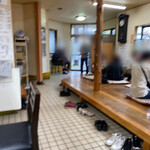 朝日屋 - 土曜日ランチ時、待ち人もいるくらいこんでいます‼️