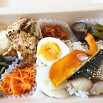 アビオファームズマーケット - 細く切ったキャロットラペのクミン風味が印象的、いぶりがっこのポテトサラダや切り干し大根ラタトゥイユ、ピーマンの炒め煮、ツルムラサキの胡麻和え、ピクルス、、、野菜の切り方が繊細。サバの塩焼き、チキンのハーブマリネ、、、、ボックスの中で色々な味が楽しめます。¥1000