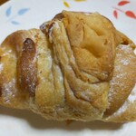 ファミリーマート - 料理写真:冷やして食べるキャラメルクリームクロワッサン、開封