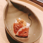 温石 - 落花生豆腐。葛で固めて、一時間ローストして出汁で割った落花生ソースを掛けました。土臭い香りが無花果とガッチリ握手