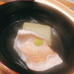 温石 - レンコ鯛。奥は冬瓜です。柚子は温石の森（手前の中庭です）から