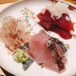 温石 - 手前のクロムツは皮目に炭を直接あてて焦がします。いわば焼き鏝仕立て