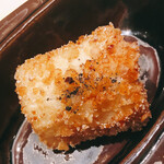 温石 - 静岡市の麻機地区の蓮根のかき揚げ。衣は柿の種みたい