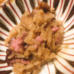 温石 - 三膳目です。天然舞茸に知床牛の切り落としを混ぜ込みます。これはもう抜群のウンマさ