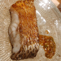 温石 - アカムツの炭火焼き。クロムツとの味わいの違いを楽しみます。薬味は山椒ソース。他の皆様には金目鯛の炭火焼きでした