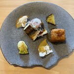 よし奈 - 美しい、、そして美味しいい。この一皿にいくつの味が散りばめられてたかしら。チーズがふわっと。さくっと。食感、香り、視界と快感です⸝⸝⸝⸝◟̆◞̆♡