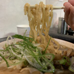 らー麺　Do・Ni・Bo - ちぢれ麺をリフト⤴️