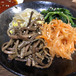 炭火焼肉 寿月 - ナムルも美味しい