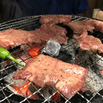 炭火焼肉 寿月 - 普通の塩タンは、ホント一瞬で出来上がるから、油断大敵！真ん中のは氷。コチラのお店では炎が上がるのを氷で鎮めるシステムを取っています。