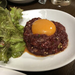 炭火焼肉 寿月 - 桜ユッケも定番です。タレが美味しいんですね。