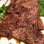 炭火焼肉 寿月 - 丁寧な仕込み包丁も美味しさの秘訣なんでしょうね。