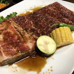 炭火焼肉 寿月 - 圧巻のサイズ！ジャンボ骨つきカルビ！この日はプラス￥300のボリュームとなりましたが、なんとか食べ切りました。