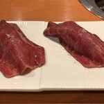 もっちゃん家 - 牛炙り握り × 2